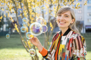 proflfoto_mit_seifenblasen_im_park Anne Lang Profilfoto mit Seifenblasen im Park